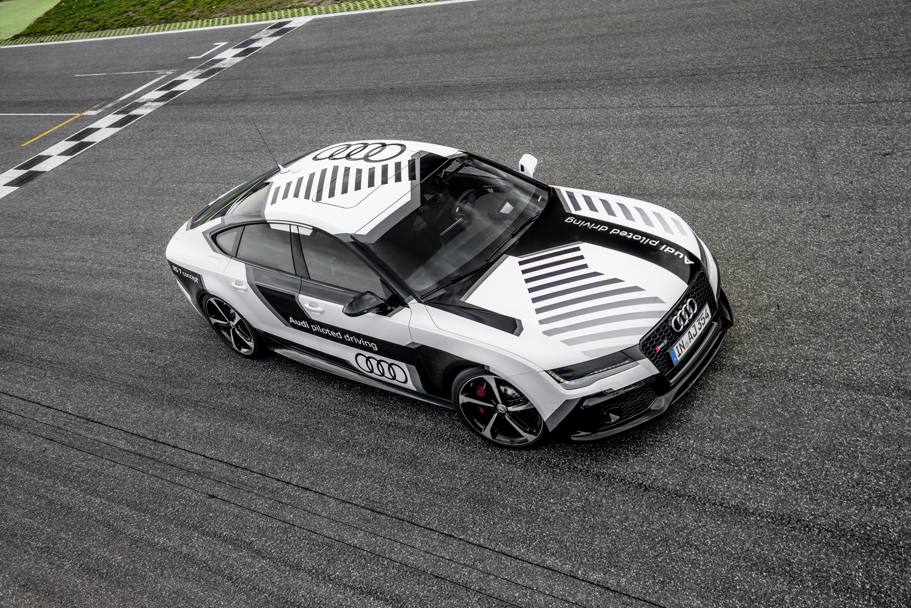 Dimostrazione Audi sulla pista di Hockenheim con una RS7. Il prototipo senza pilota ha raggiunto la velocit di punta di 240 km/h e 1,1 G di accelerazione laterale. Adesso i tecnici di Ingolstadt si concentreranno sulle condizioni di traffico normale